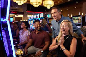 r85 Casino section showing slots and live dealer games for Filipino players